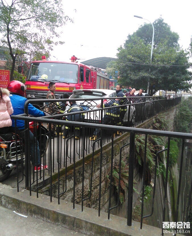 环卫工作的艰辛和苦衷谁能理解?消防车都无法