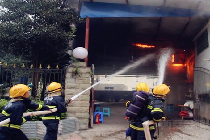 排烟机管道着火 自贡消防紧急处置