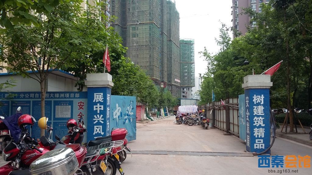 照片:封岱山路,堵消防道,霸道5年!谁让江苏中兴