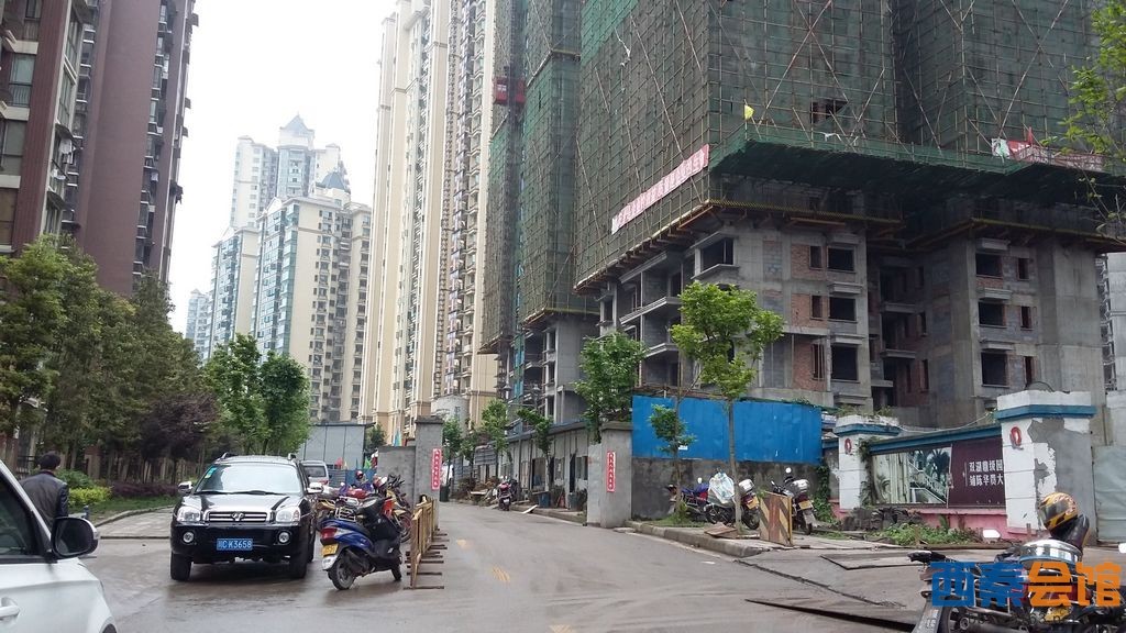 照片:封岱山路,堵消防道,霸道5年!谁让江苏中兴