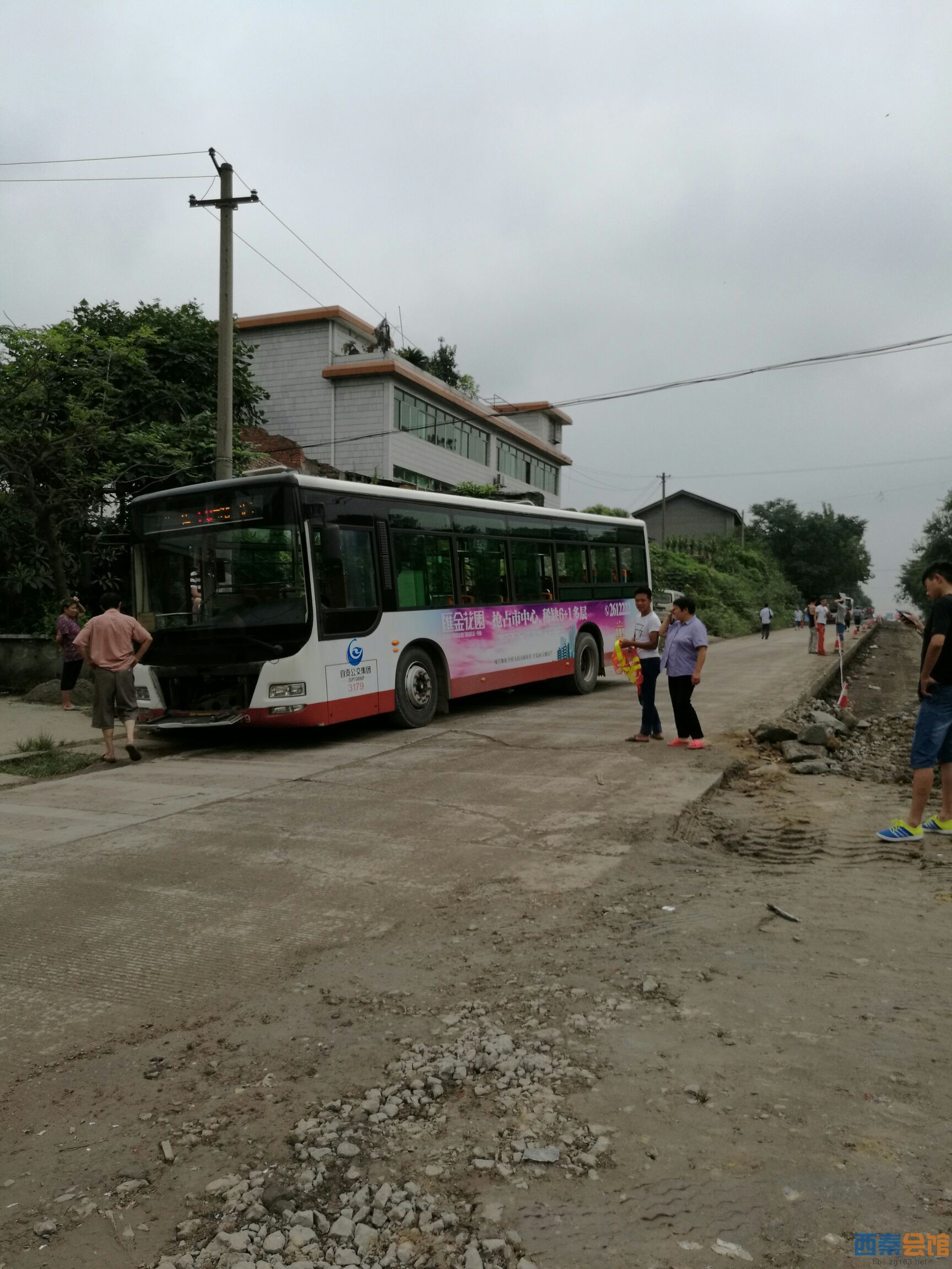 北环路一桥至汇维仕中段一辆10路公交车会车