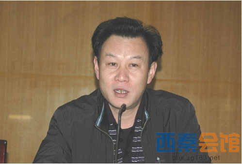官员求神拜佛的“闹剧”