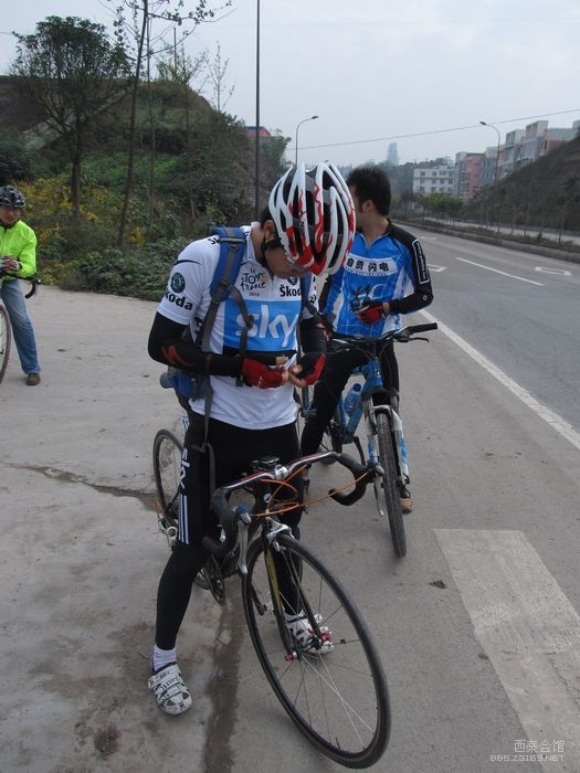 闪电单车俱乐部11月13号,骑行荣县游玩与高石