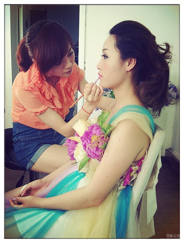 台北风情美女化妆师工作照爆光(5P)