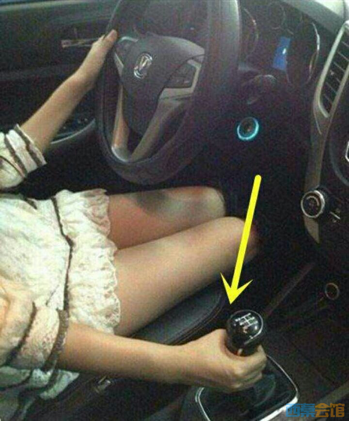 女司机开车下楼梯,"神操作"后却满脸怒气:这导航就是骗子!