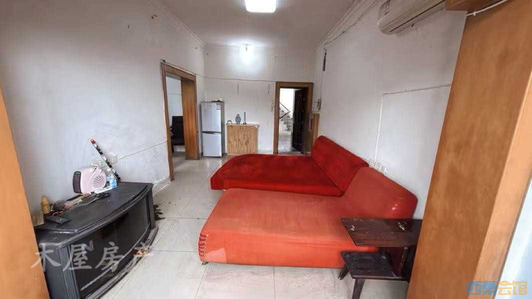 H77363335_2.jpg