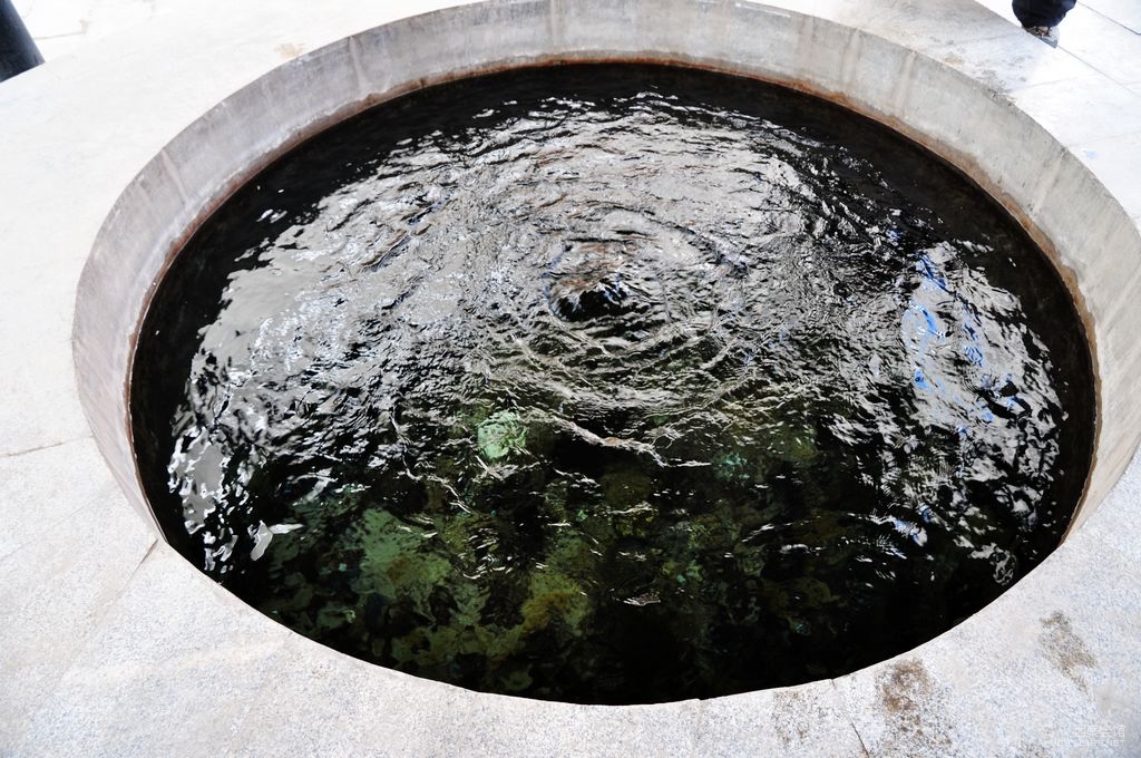 昆仑泉是昆仑山中最大的不冻泉,泉水是昆仑山冰雪融化后渗入地下流动