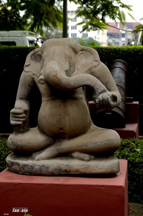 博物馆门前的象面人身